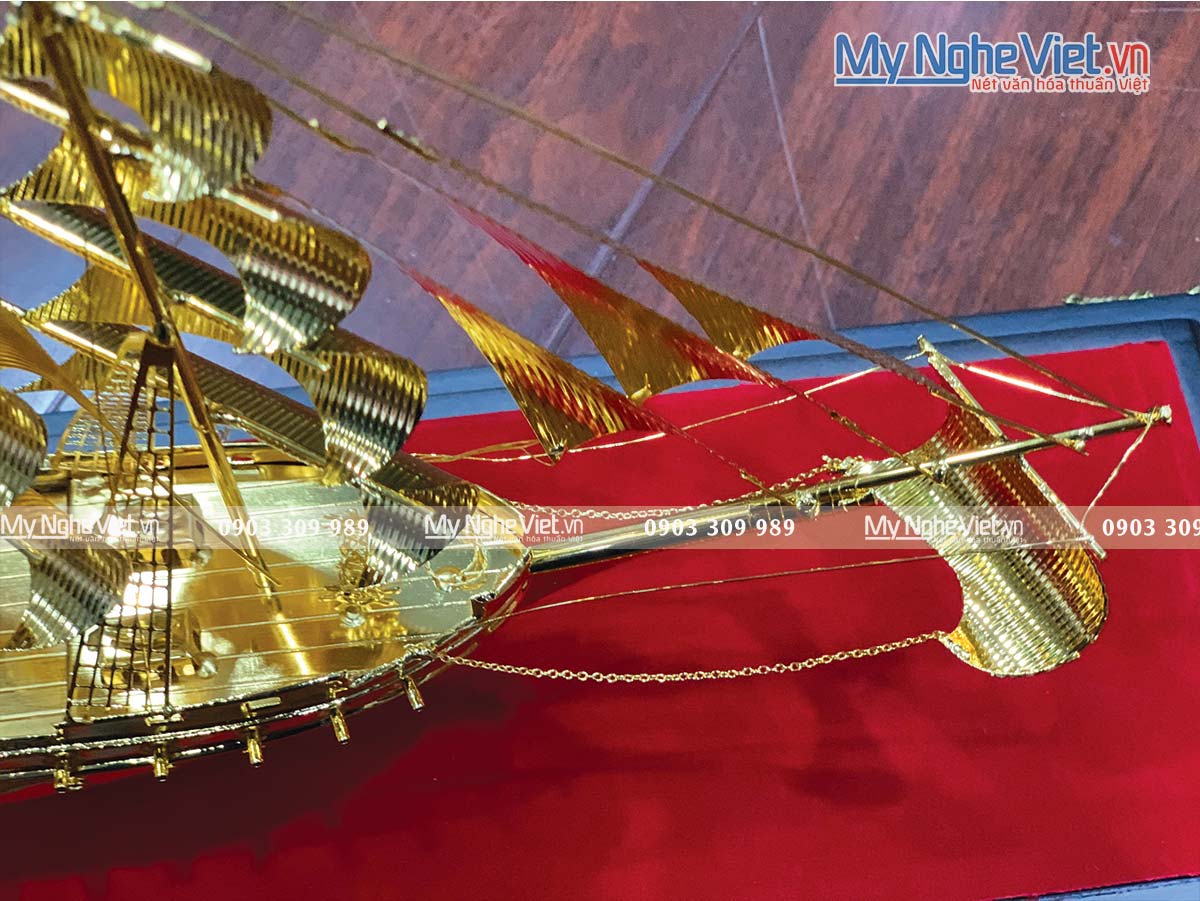 Mô Hình Thuyền Dát Vàng 24K