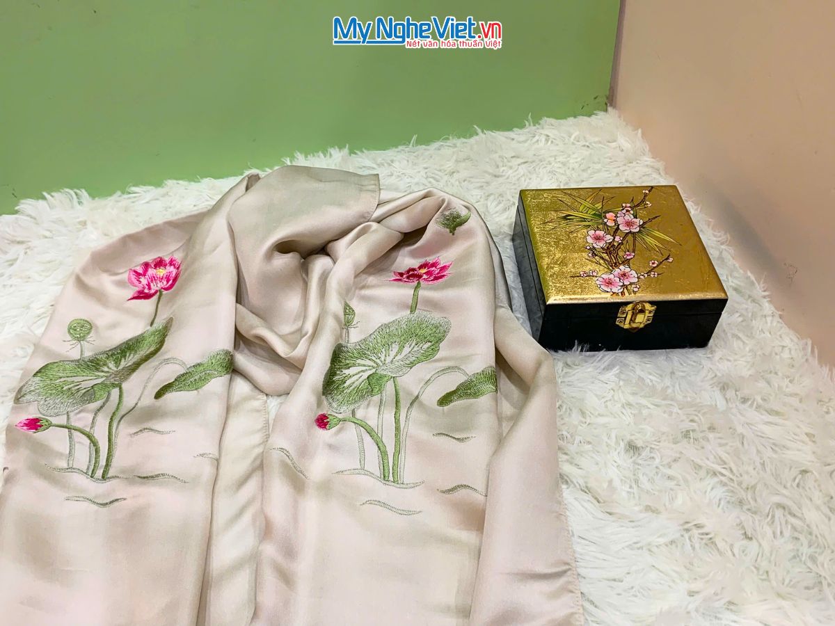 Quà Tặng Hộp Sơn Mài Hoa Đào & Khăn Lụa Hà Đông