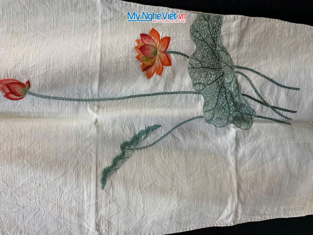 Khăn lụa đũi 100% tơ tằm họa tiết hoa sen thêu tay