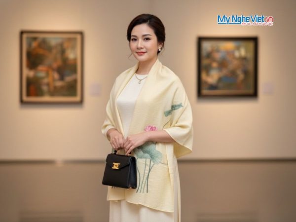 Khăn lụa đũi 100% tơ tằm họa tiết hoa sen thêu tay cao cấp