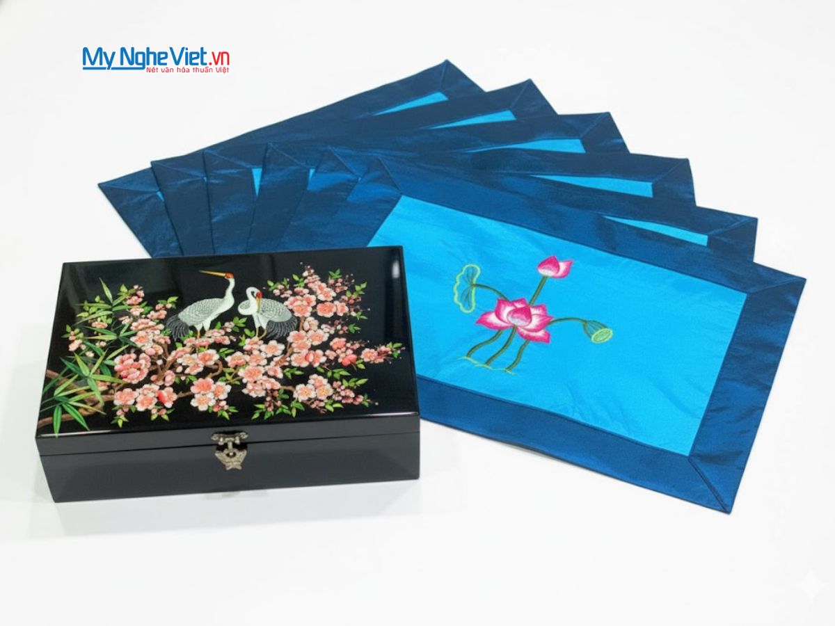 Bộ quà tặng hộp sơn mài cò đào và khăn trải bàn màu xanh dương thêu sen