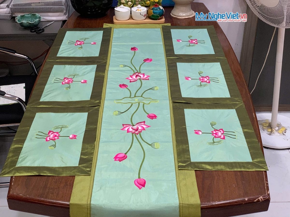 Bộ khăn trải bàn màu xanh thêu sen