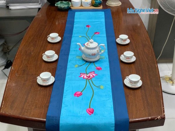Khăn trải bàn màu xanh thêu sen