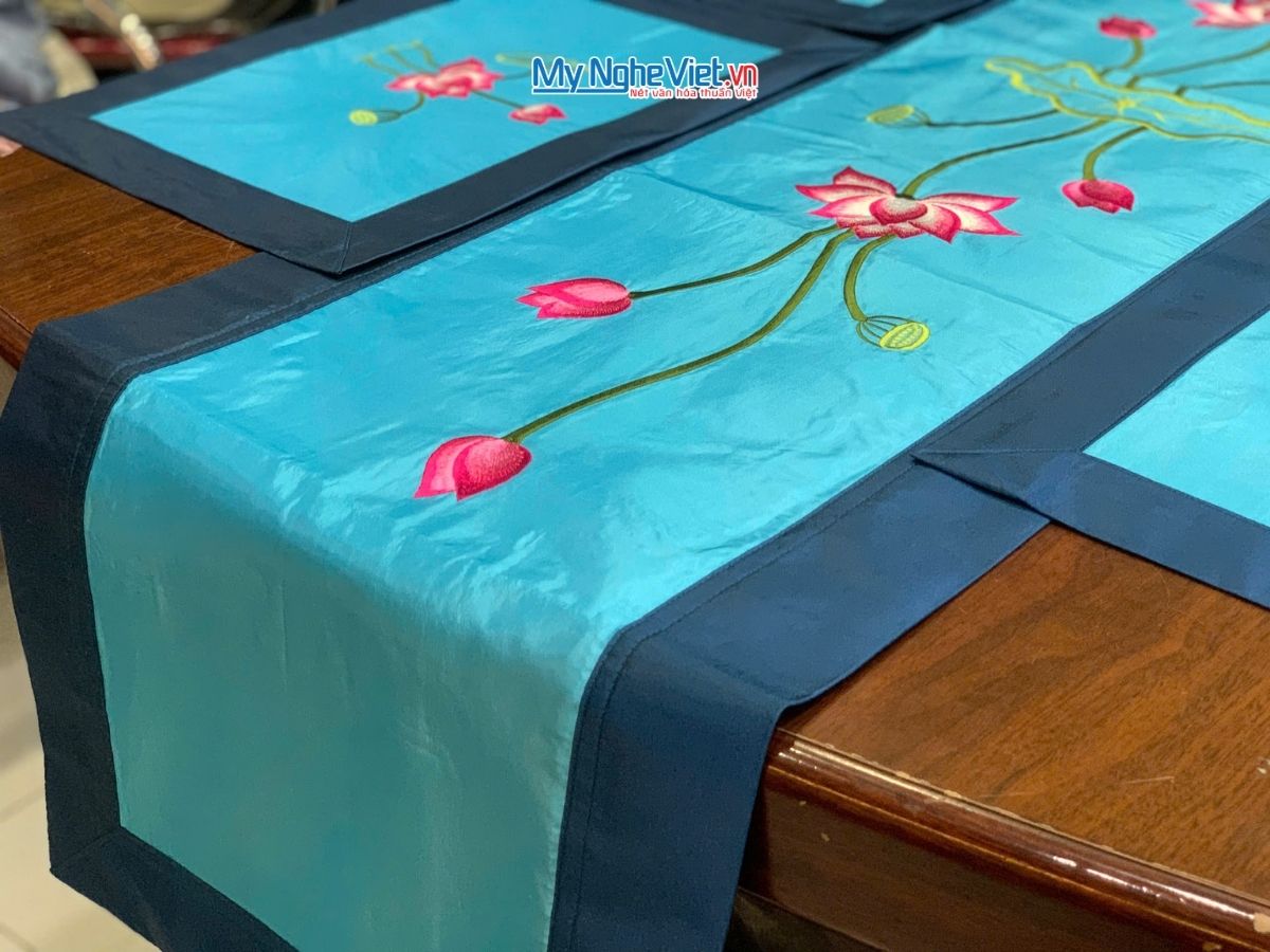 Khăn trải bàn màu xanh thêu sen