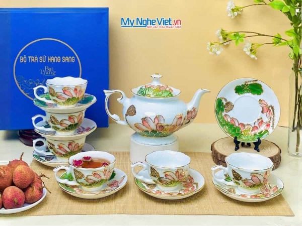 Bộ bình trà, ấm chén Queen màu trắng họa tiết sen hồng đắp nổi vẽ vàng kim MNV-BTV15.10.1 - Quà Tặng Cao Cấp