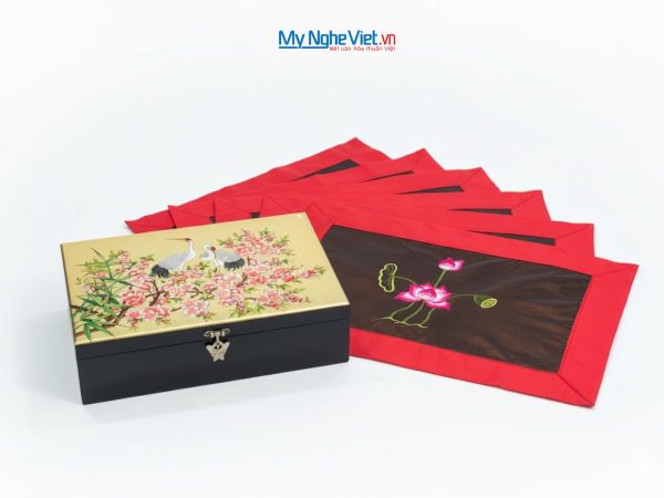 Bộ quà tặng hộp sơn mài cò đào và khăn trải bàn màu đỏ thêu sen CBHSMHD2030/3 - Quà biếu sang trọng