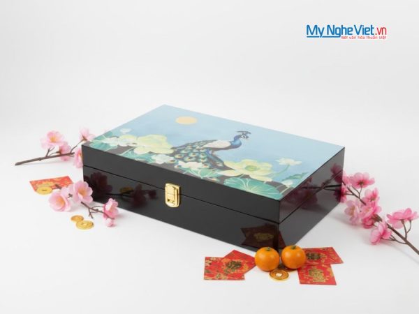 Hộp đựng quà tết cao cấp họa tiết chim công nền bạc HSMDH011 - Quà Tết Cao Cấp