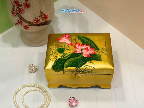 Hộp Trang Sức Sơn Mài Cao Cấp Lớn Có Chân Vẽ Hoa Sen Đắp Nổi Nền Vàng MNV-SMDH1521/1