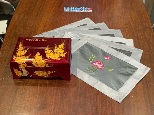 Bộ quà tặng hộp sơn mài hoa mai và bộ khăn trải bàn màu xám thêu sen CBMNV-KLTB11.5 - Quà Tết Sum Vầy