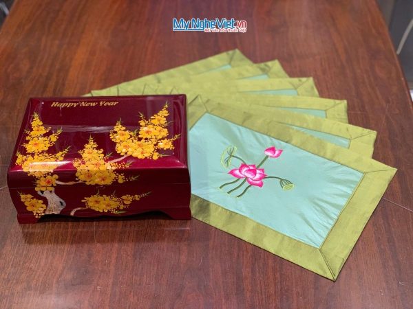 Bộ quà tặng hộp sơn mài hoa mai và bộ khăn trải bàn xanh lá thêu sen CBMNV-KLTB11.4 - Quà Tết Sum Vầy