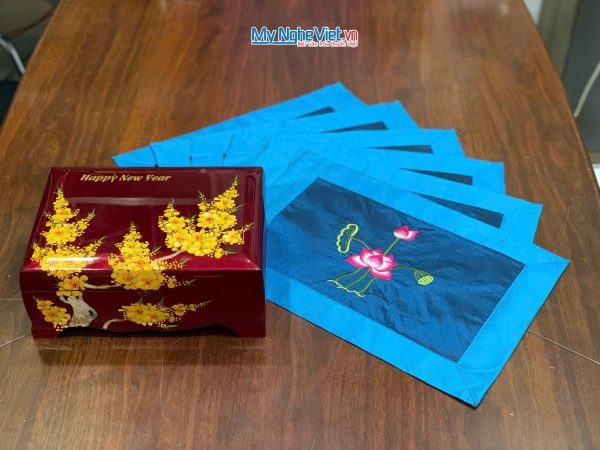 Bộ quà tặng hộp sơn mài hoa mai và bộ khăn trải bàn xanh đậm thêu sen CBMNV-KLTB11.3 - Quà Tết Sum Vầy