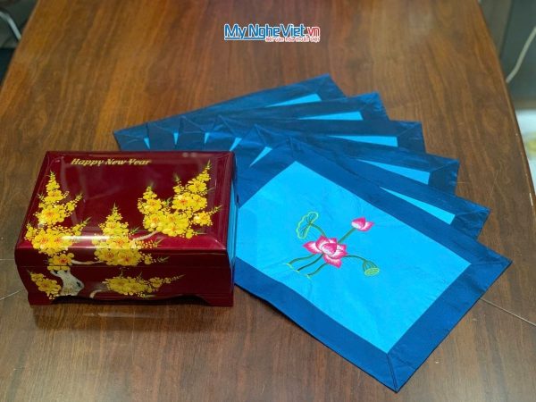 Bộ quà tặng hộp sơn mài hoa mai và bộ khăn trải bàn xanh nhạt thêu sen CBMNV-KLTB11.2 - Quà Tết Sum Vầy