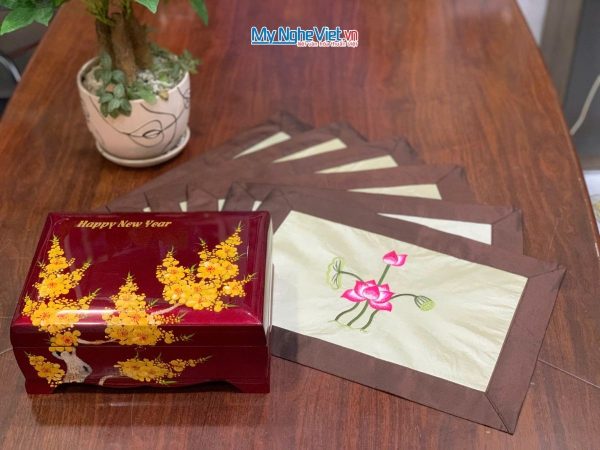 Bộ quà tặng hộp sơn mài hoa mai và bộ khăn trải bàn màu kem thêu sen CBMNV-KLTB11.1 - Quà Tết Sum Vầy