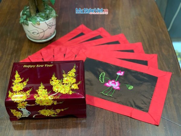 Bộ quà tặng hộp sơn mài hoa mai và bộ khăn trải bàn màu đỏ thêu sen CBMNV-KLTB11 - Quà Tết Sum Vầy