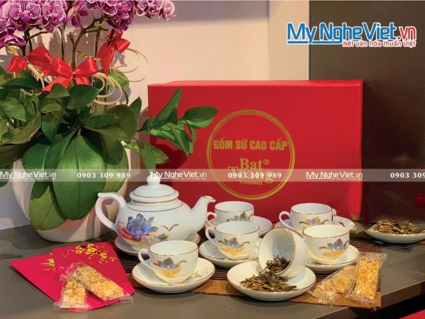 Bình trà, ấm chén Bát Tràng mỏ vịt chỉ vàng kim dán sen vàng kim 300ml