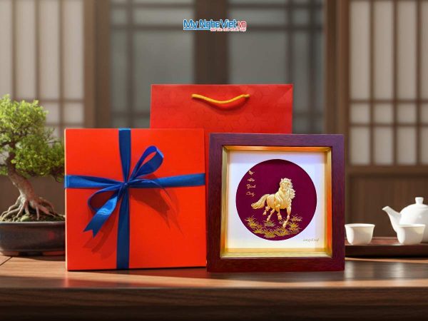 Tranh Đồng Mạ Vàng 24K Mã Đáo Thành Công Nền Đỏ (20x20cm)